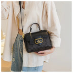 2026 Fashionable women's handbag with a vintage French design, suitable for any occasion as a shoulder or cross-body bag